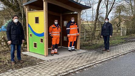 Bürgermeister Adalbert Hösl, Hausmeister Manfred Paukner, Bauhofleiter Markus Kiesl sowie Geschäftsstellenleiter Günter Stephan (von rechts) vor dem neuen Bushäuschen.