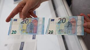Falschgeld kann etwa im Vergleich mit originalen Banknoten oder durch das Prinzip «Fühlen, Sehen, Kippen» erkannt werden. (Symbolbild)