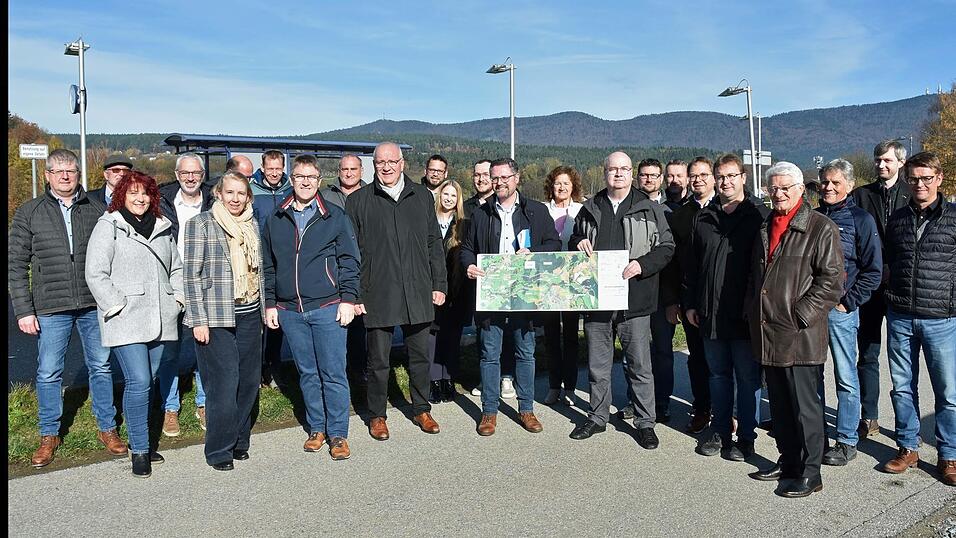 Baudirektor Berthold Schneider und Landtagsabgeordneter Dr. Gerhard Hopp halten den aktuellen Plan für die 3,515 Kilometer Regentalstraße, die von allen Beteiligten nachdrücklich gefordert wird. Baudirektor Berthold Schneider und Landtagsabgeordneter Dr. Gerhard Hopp halten den aktuellen Plan für die 3,515 Kilometer Regentalstraße, die von allen Beteiligten nachdrücklich gefordert wird.