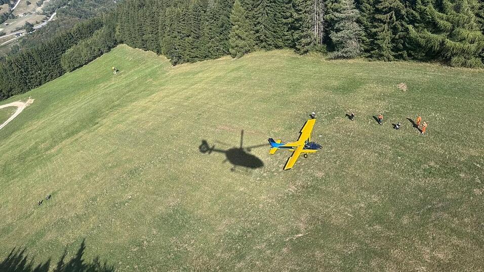 Einsatzkräfte mussten die drei Insassen aus dem Flugzeug bergen und versorgen. Einsatzkräfte mussten die drei Insassen aus dem Flugzeug bergen und versorgen.