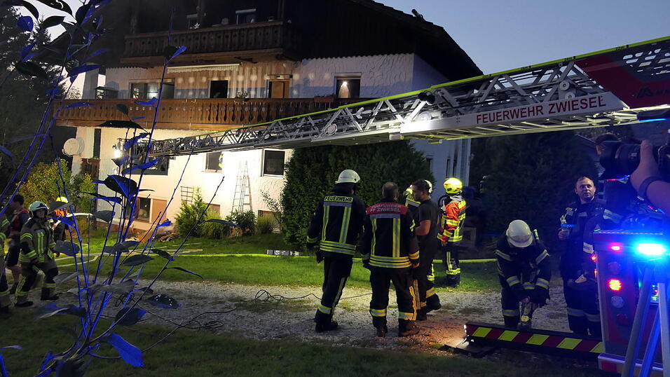 Gut 100 Einsatzkr&auml;fte aus dem Zwiesler Winkel r&uuml;ckten nach Lindberg aus.