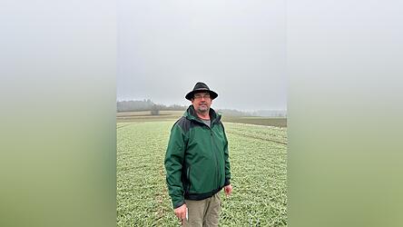Martin Spanner steht auf seinem Wintergerstenfeld; im Hintergrund die Agrarlandschaft, wie wir sie überall im Landkreis gewohnt sind. Doch das könnte sich ändern, erklärt der Agraringenieur und Landwirt im Interview.
