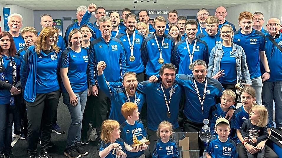 Die Champions-League-Sieger aus Raindorf mit ihren Fans: Gemeinsam feierten Team und Anhänger den größten Erfolg der Vereinsgeschichte.