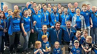 Die Champions-League-Sieger aus Raindorf mit ihren Fans: Gemeinsam feierten Team und Anhänger den größten Erfolg der Vereinsgeschichte.