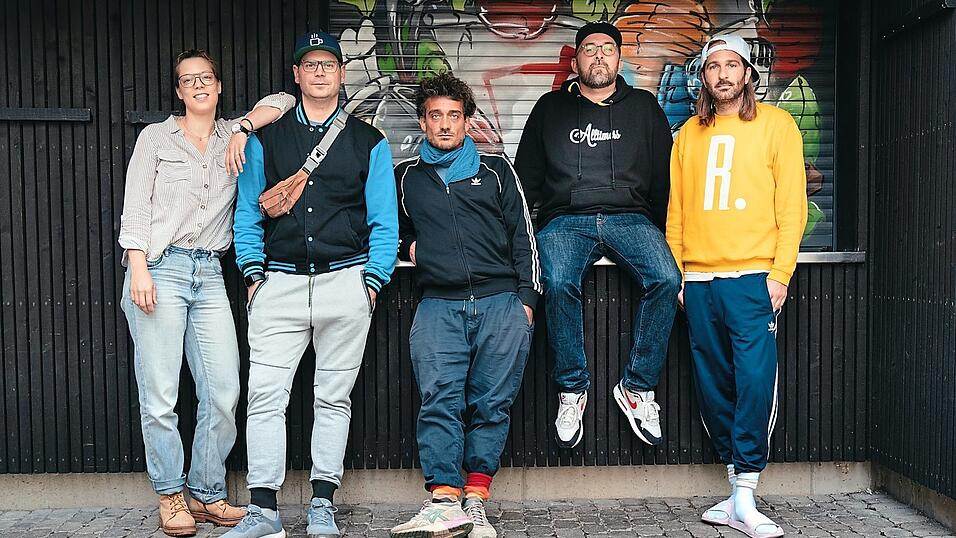 Seit zehn Jahren als „dicht&ergreifend“ unterwegs (von links): Jutta Keeß, Lothar Beyschlag, Fabian Frischmann, Markus Hinkelmann und Michael Huber. Seit zehn Jahren als „dicht&ergreifend“ unterwegs (von links): Jutta Keeß, Lothar Beyschlag, Fabian Frischmann, Markus Hinkelmann und Michael Huber.