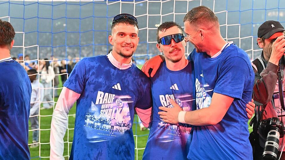 Felipe S&aacute;nchez (l, ), Ron Schallenberg (M) und St&uuml;rmer-Star Edin Dzeko jubeln &uuml;ber den Aufstieg.
