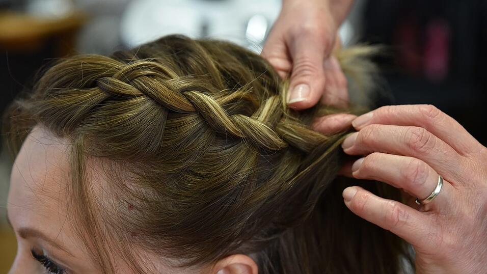 Flechten Sie den Zopf einmal rund herum bis zur anderen Seite. Flechten Sie den Zopf einmal rund herum bis zur anderen Seite.