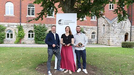 Sie haben Spaß an der Musik - und vermitteln das auch an andere: der Leiter der Landkreismusikschule, Andreas Stögmüller, und die Musikpädagogen Martina Werner und Josef Spachtholz.