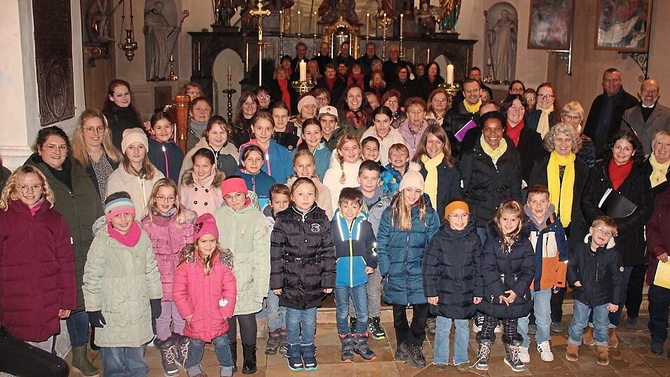 Alle Sänger und Interpreten in St. Peter Gündlkofen sorgten für begeisterten Applaus. Alle Sänger und Interpreten in St. Peter Gündlkofen sorgten für begeisterten Applaus.