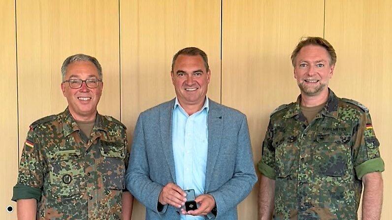 Landrat Alfred Holzner wurde von Oberstleutnant Christoph Kohlweyer und Oberst Claus Schorn das Abzeichen überreicht. Landrat Alfred Holzner wurde von Oberstleutnant Christoph Kohlweyer und Oberst Claus Schorn das Abzeichen überreicht.