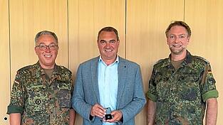 Landrat Alfred Holzner wurde von Oberstleutnant Christoph Kohlweyer und Oberst Claus Schorn das Abzeichen überreicht. Landrat Alfred Holzner wurde von Oberstleutnant Christoph Kohlweyer und Oberst Claus Schorn das Abzeichen überreicht.