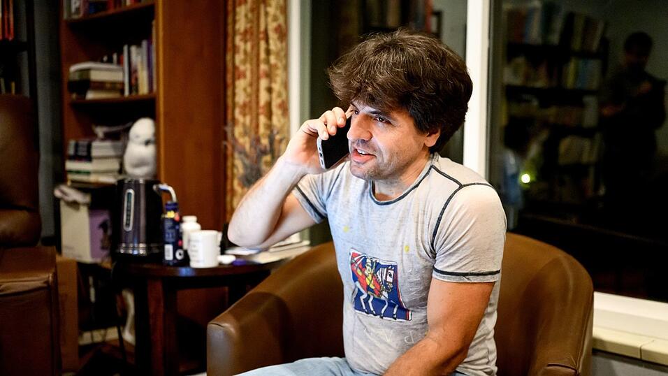 Karl Deisseroth, einer der drei Preisträger des Nobelpreises für Medizin 2026, telefoniert zu Hause in Stanford, Kalifornien, mit seinem Handy. Karl Deisseroth, einer der drei Preisträger des Nobelpreises für Medizin 2026, telefoniert zu Hause in Stanford, Kalifornien, mit seinem Handy.
