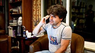 Karl Deisseroth, einer der drei Preisträger des Nobelpreises für Medizin 2026, telefoniert zu Hause in Stanford, Kalifornien, mit seinem Handy. Karl Deisseroth, einer der drei Preisträger des Nobelpreises für Medizin 2026, telefoniert zu Hause in Stanford, Kalifornien, mit seinem Handy.