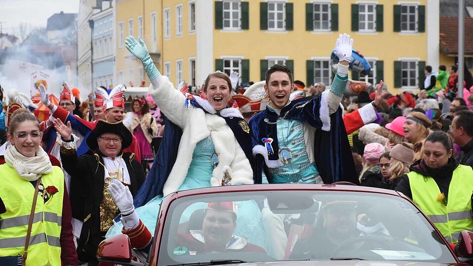 Verr&uuml;ckte Ideen und bunte Kost&uuml;me beim gro&szlig;en Faschingsumzug in Vilsbiburg
