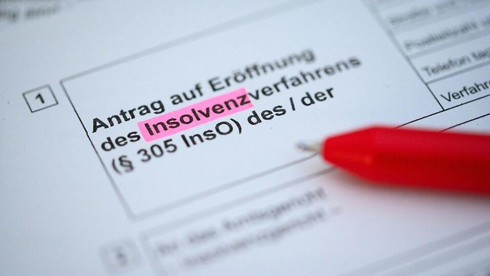 Ein Kugelschreiber liegt auf einem Antrag zur Eröffnung eines Insolvenzverfahrens.