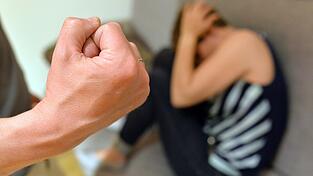Ob gezielter Schlag oder nicht: Der Angeklagte habe eine Verletzung seiner Partnerin billigend in Kauf genommen, so Berzl. (Symbolbild)