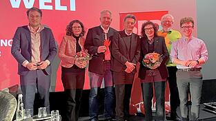 Mit &bdquo;Perspektiven f&uuml;r eine fragile Welt&ldquo; besch&auml;ftigte sich die Podiumsdiskussion auf Einladung der Straubinger SPD (v.l.): MdB Johannes Sch&auml;tzl (Passau), Moderatorin Sonja Ettengruber, OB-Kandidat Peter Stranninger, MdB Rolf M&uuml;tzenich, Anna Zisler (Israelitische Kultusgemeinde), Hasso von Winning (&bdquo;Wir sind bunt&ldquo;) und Marvin Kliem (SPD-Stadtverbandsvorsitzender).