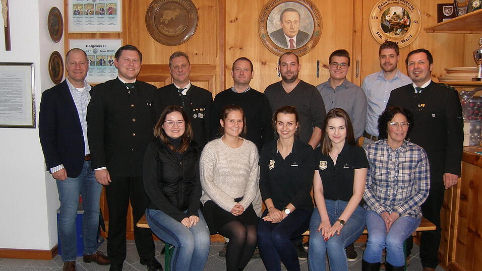 Der neu gewählte Vorstand mit Wahlleiter Thomas Etschmann (von links stehend), Michael Habersbrunner, Andreas Scharl, Alexander Erndl, Michael Schachtl, Jonas Kutscherauer, Peter Waldherr und Matthias Meier. Sitzend von links: Magdalena Mattis, Josephine Erndl, Antonia Schuster, Anna Mattis und Michaela Erndl.. Der neu gewählte Vorstand mit Wahlleiter Thomas Etschmann (von links stehend), Michael Habersbrunner, Andreas Scharl, Alexander Erndl, Michael Schachtl, Jonas Kutscherauer, Peter Waldherr und Matthias Meier. Sitzend von links: Magdalena Mattis, Josephine Erndl, Antonia Schuster, Anna Mattis und Michaela Erndl..