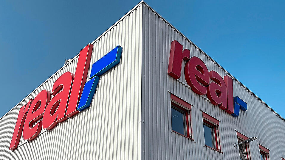 Noch prangt au&szlig;en am Geb&auml;ude der Real-Schriftzug.