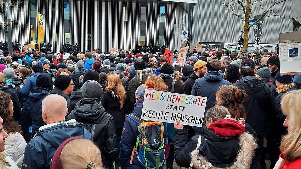 Ein Großaufgebot an Polizisten trennte die Teilnehmer von 'Kinder stehen auf' von der Demo gegen Rechts. Ein Großaufgebot an Polizisten trennte die Teilnehmer von 'Kinder stehen auf' von der Demo gegen Rechts.