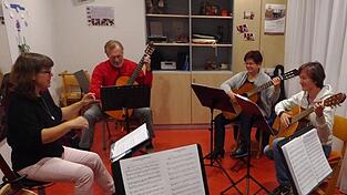 Das Gitarrenensemble (v. l.) mit Leiterin Petra Wagner, Klaus Summer, Erika Ketterl und Karolina Usinger.
