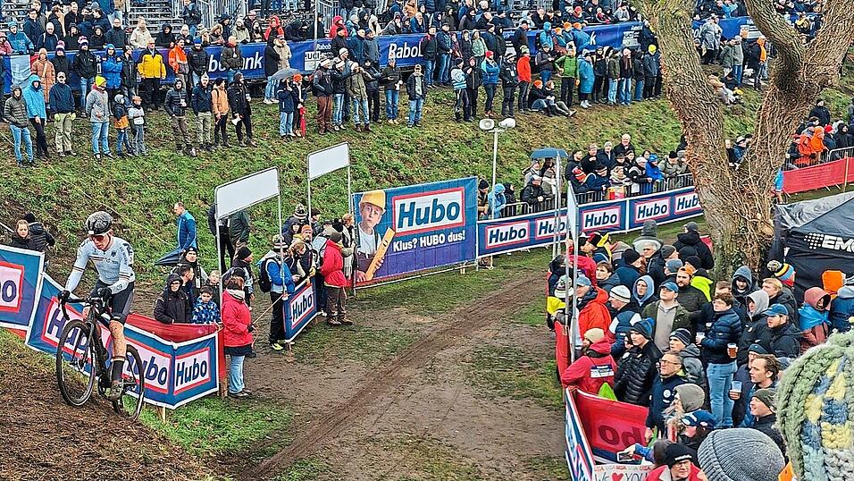 Niclas Look (l., wei&szlig;es Trikot) im WM-Rennen in Hulst vor einer gro&szlig;en Fankulisse. Vor dem Start des WM-Rennens stand das Warmmachen f&uuml;r den 17-j&auml;hrigen Haager, der f&uuml;r den Radsportverein Moosburg startete, an.