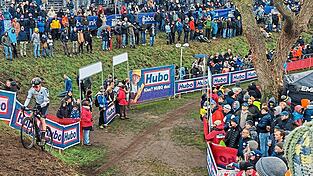 Niclas Look (l., wei&szlig;es Trikot) im WM-Rennen in Hulst vor einer gro&szlig;en Fankulisse. Vor dem Start des WM-Rennens stand das Warmmachen f&uuml;r den 17-j&auml;hrigen Haager, der f&uuml;r den Radsportverein Moosburg startete, an.