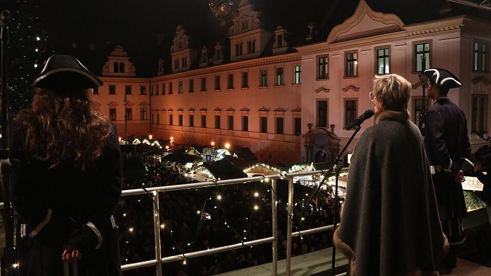 Der Weihnachtsmarkt auf Schloss Sankt Emmeram in Regensburg wurde am Freitag feierlich er&ouml;ffnet.