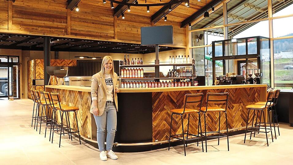 Chefin Christina Anleitner pr&auml;sentiert das Herzst&uuml;ck des neuen Verkaufsraums: eine gro&szlig;e Theke mit viel Platz zum Probieren des Sortiments, zum Ratschen und 'Zusammenkommen', wie sie sagt. An der 'Kost.Bar' werden auch Kaffee und Kuchen, Brotzeiten sowie Eis aus der Region angeboten.
