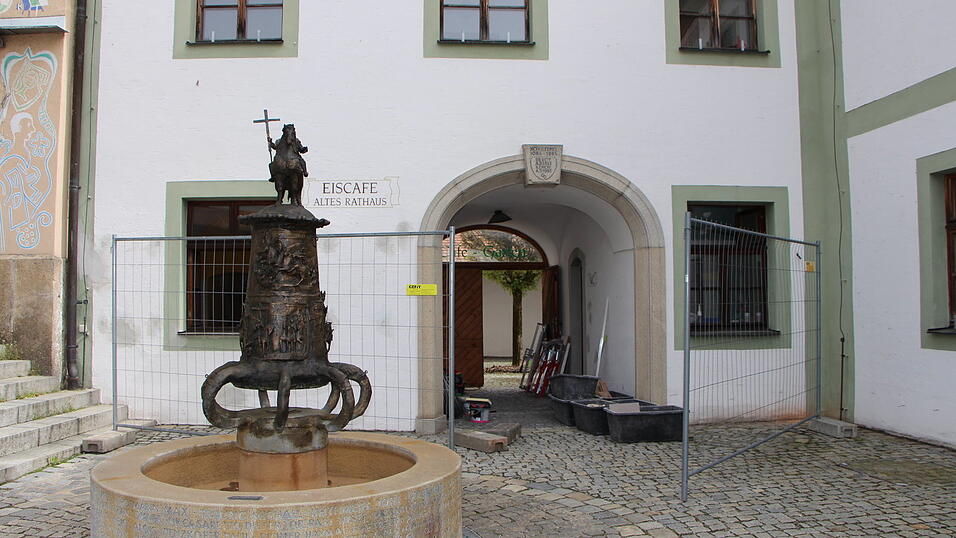 Bald kann man beim Pfingstreiterbrunnen sitzen und einen Kaffee genie&szlig;en: Das Caf&eacute; 'Freiluft' zieht in das Alte Rathaus ein.