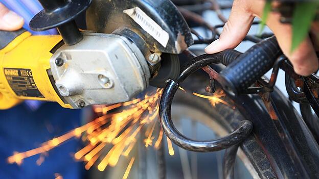 Mit einer Akku-Flex hat ein 66-J&auml;hriger abgeschlossene &bdquo;Job-R&auml;der&ldquo; an den Eing&auml;ngen des BMW-Werks in Dingolfing gestohlen.