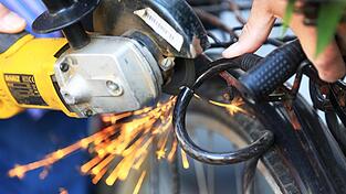 Mit einer Akku-Flex hat ein 66-J&auml;hriger abgeschlossene &bdquo;Job-R&auml;der&ldquo; an den Eing&auml;ngen des BMW-Werks in Dingolfing gestohlen.