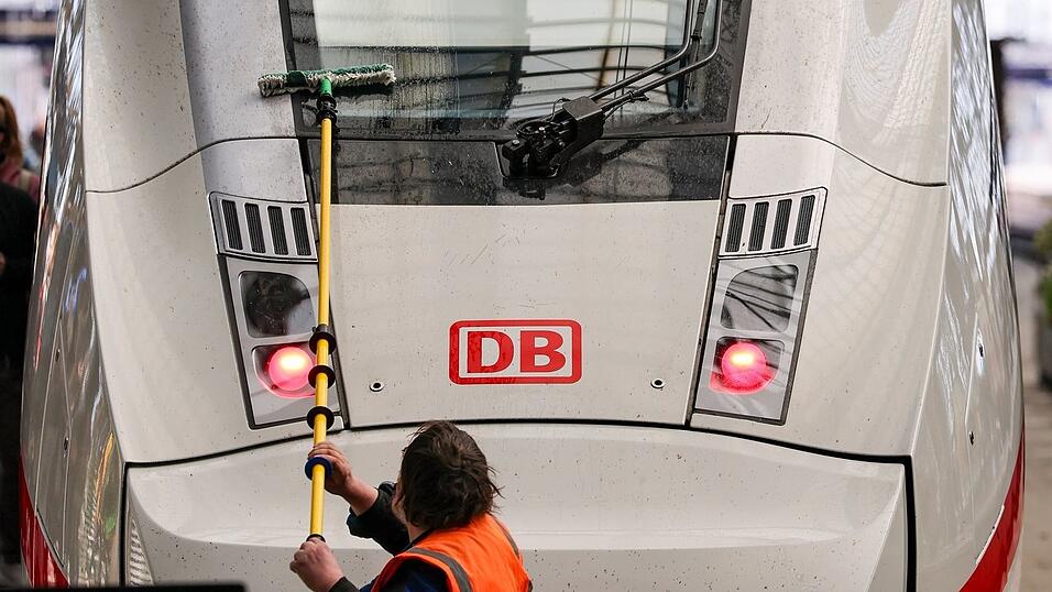 Die Bahn investiert bis 2030 zusätzliche 210 Millionen Euro in Sauberkeit und Sicherheit. (Archivbild) Die Bahn investiert bis 2030 zusätzliche 210 Millionen Euro in Sauberkeit und Sicherheit. (Archivbild)