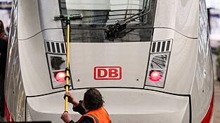 Die Bahn investiert bis 2030 zusätzliche 210 Millionen Euro in Sauberkeit und Sicherheit. (Archivbild) Die Bahn investiert bis 2030 zusätzliche 210 Millionen Euro in Sauberkeit und Sicherheit. (Archivbild)