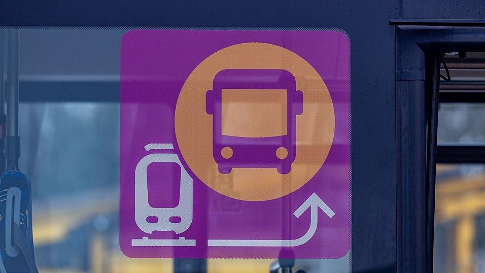 Die Korridorsanierung zwischen Obertraubling und Passau verl&auml;uft nach Plan. Teils gibt es deswegen Schienenersatzverkehr mit Bussen. (Archivbild)