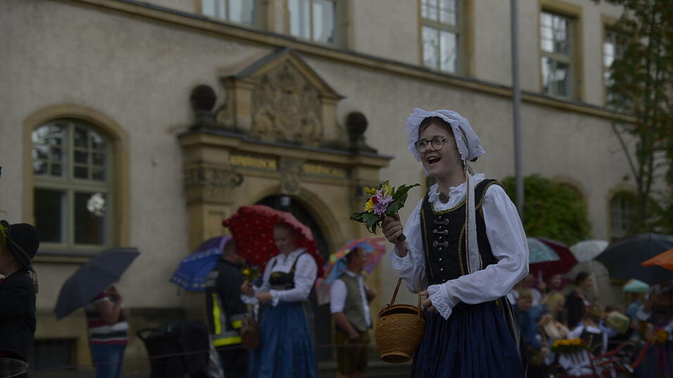 Zahlreiche Musik- und Trachtengruppen zogen nach dreij&auml;hriger Pause am Freitagabend zum Festplatz Am Hagen.&nbsp;