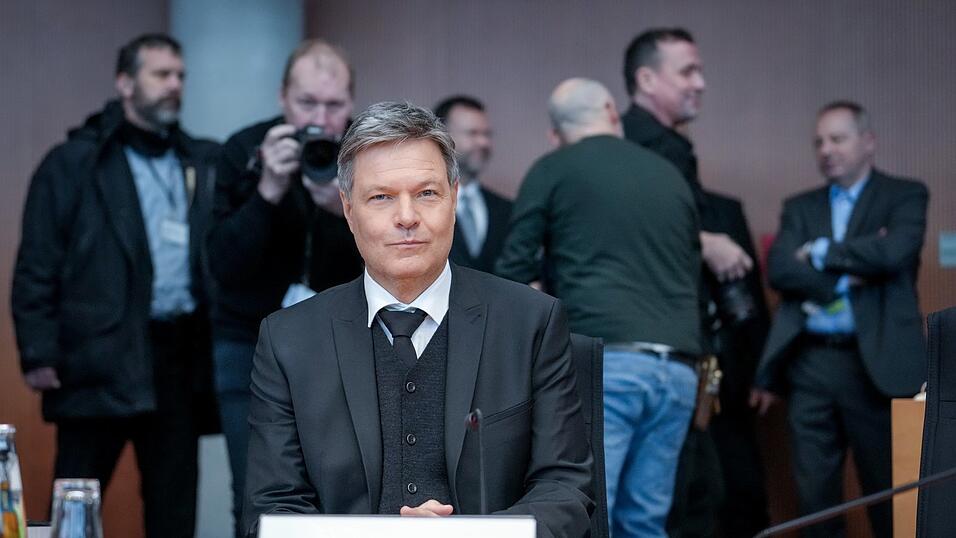 Bundeswirtschaftsminister Robert Habeck weist Vorwürfe zum Atomausstieg zurück - und schaltet auf Attacke. Bundeswirtschaftsminister Robert Habeck weist Vorwürfe zum Atomausstieg zurück - und schaltet auf Attacke.