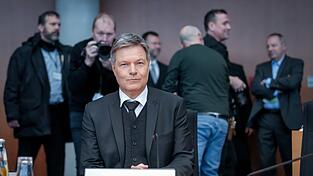 Bundeswirtschaftsminister Robert Habeck weist Vorwürfe zum Atomausstieg zurück - und schaltet auf Attacke. Bundeswirtschaftsminister Robert Habeck weist Vorwürfe zum Atomausstieg zurück - und schaltet auf Attacke.