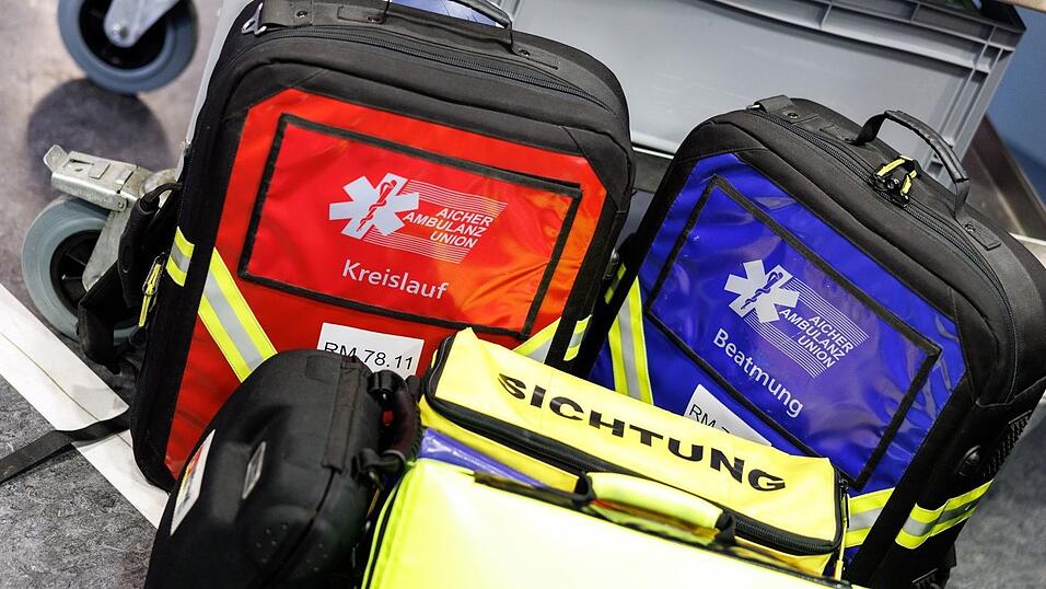 Nach zwei Bedienungen als Ersthelferinnen übernahm der Rettungsdienst die Versorgung des 78-Jährigen. (Symbolbild) Nach zwei Bedienungen als Ersthelferinnen übernahm der Rettungsdienst die Versorgung des 78-Jährigen. (Symbolbild)