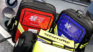 Nach zwei Bedienungen als Ersthelferinnen übernahm der Rettungsdienst die Versorgung des 78-Jährigen. (Symbolbild) Nach zwei Bedienungen als Ersthelferinnen übernahm der Rettungsdienst die Versorgung des 78-Jährigen. (Symbolbild)