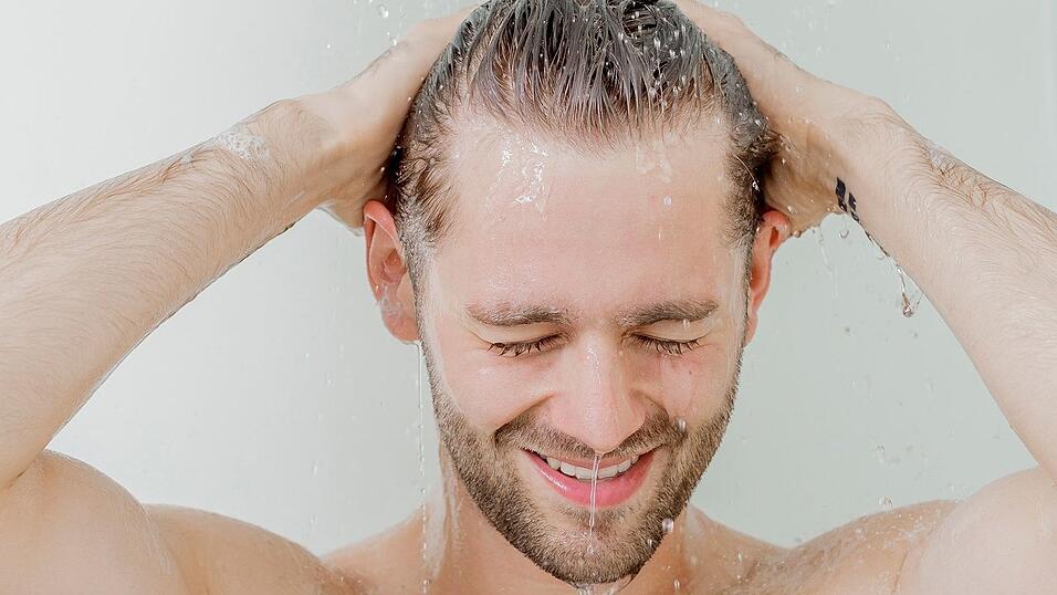 Ein Sparduschkopf lässt deutlich weniger Wasser durch.