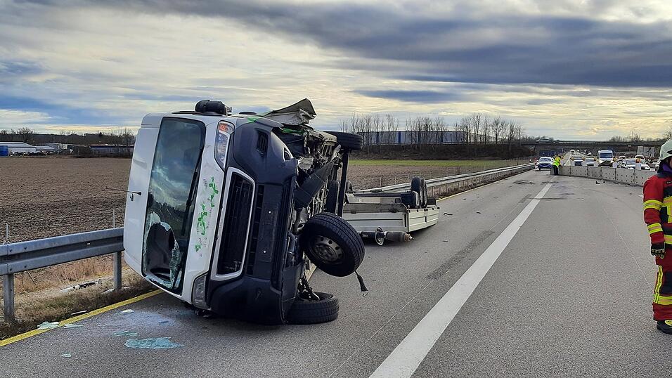 Am Mittwoch ist auf der A 92 zwischen Moosburg und Landshut ein Kleintransporter von der Fahrbahntrennung der Baustelle abgekommen. Die Fahrzeuginsassen konnten sich selbst aus dem Wagen befreien Am Mittwoch ist auf der A 92 zwischen Moosburg und Landshut ein Kleintransporter von der Fahrbahntrennung der Baustelle abgekommen. Die Fahrzeuginsassen konnten sich selbst aus dem Wagen befreien