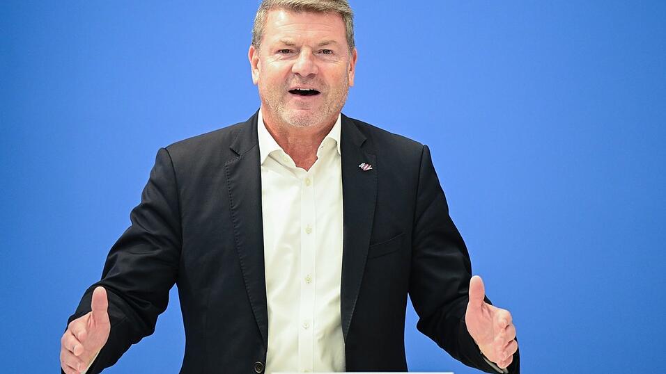 Der Eurowings-Chef Jens Bischof verlangt geringere Steuern und Gebühren für den Luftverkehr. Der Eurowings-Chef Jens Bischof verlangt geringere Steuern und Gebühren für den Luftverkehr.