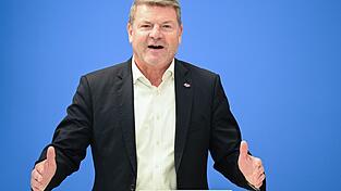Der Eurowings-Chef Jens Bischof verlangt geringere Steuern und Gebühren für den Luftverkehr.