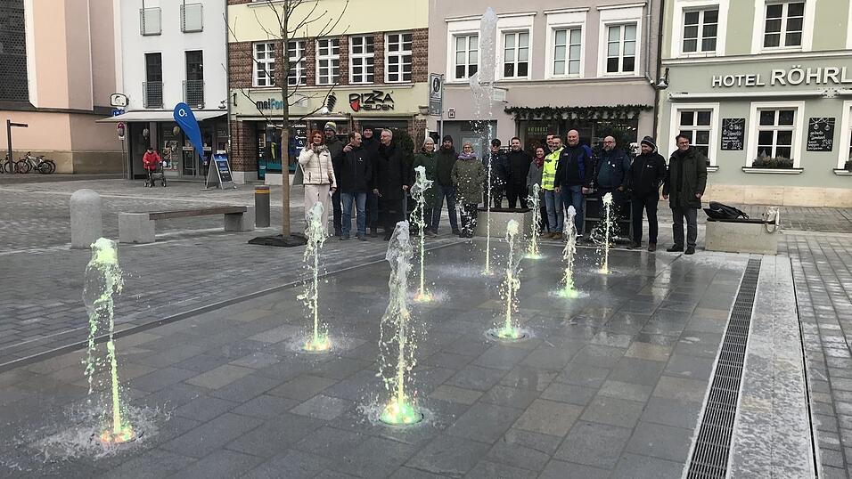 Oberbürgermeister Markus Pannermayr und die Vertreter der beteiligten Ämter und Firmen freuten sich über den gelungenen Abschluss der Baumaßnahmen am Theresienplatz. Oberbürgermeister Markus Pannermayr und die Vertreter der beteiligten Ämter und Firmen freuten sich über den gelungenen Abschluss der Baumaßnahmen am Theresienplatz.