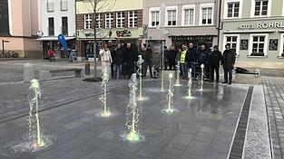 Oberbürgermeister Markus Pannermayr und die Vertreter der beteiligten Ämter und Firmen freuten sich über den gelungenen Abschluss der Baumaßnahmen am Theresienplatz. Oberbürgermeister Markus Pannermayr und die Vertreter der beteiligten Ämter und Firmen freuten sich über den gelungenen Abschluss der Baumaßnahmen am Theresienplatz.