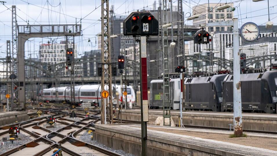Fernzüge verbinden vor allem große Städte - sollen aber nach Wunsch der Staatsregierung auch mittelgroße Städte ansteuern. (Symbolbild) Fernzüge verbinden vor allem große Städte - sollen aber nach Wunsch der Staatsregierung auch mittelgroße Städte ansteuern. (Symbolbild)