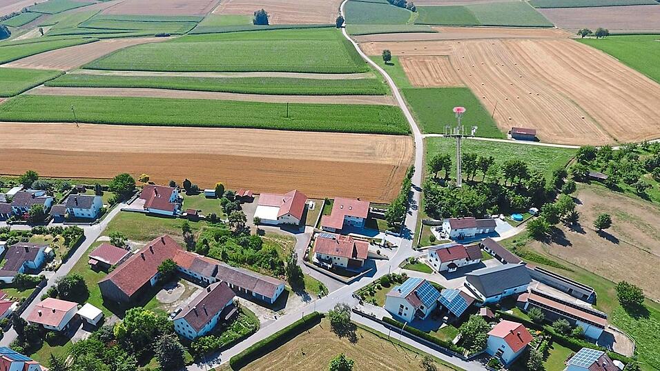 Diese Fotomontage zeigt, wo der Funkmast der Telekom errichtet werden soll (rote Turmspitze; Größenverhältnisse wurden nicht berücksichtigt, Anm. d. Red.). Entgegen der Befürchtungen wird die Standort-Entscheidung allerdings nicht über die Köpfe der Bürger hinweg getroffen. (Fotomontage) Diese Fotomontage zeigt, wo der Funkmast der Telekom errichtet werden soll (rote Turmspitze; Größenverhältnisse wurden nicht berücksichtigt, Anm. d. Red.). Entgegen der Befürchtungen wird die Standort-Entscheidung allerdings nicht über die Köpfe der Bürger hinweg getroffen. (Fotomontage)