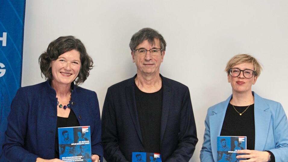 Julia Weigl-Wagner (von links), Thomas Muggenthaler und Eva Nagler, Leiterin der FES Regensburg, stellten die Neuerscheinung vor.