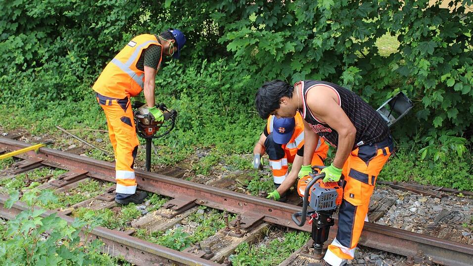 Die alten Gleise in der Guerickestraße wurden am Mittwoch umgespurt, so dass der restaurierte Triebwagen dort einmal fahren kann. Die alten Gleise in der Guerickestraße wurden am Mittwoch umgespurt, so dass der restaurierte Triebwagen dort einmal fahren kann.